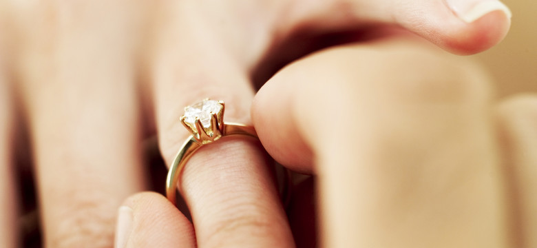 Na której ręce nosi się pierścionek zaręczynowy?