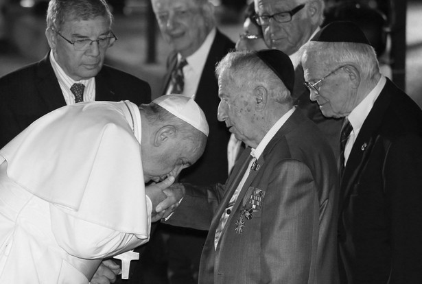 Papież Franciszek całuje dłoń Eliezera (Lolka) Grynfelda