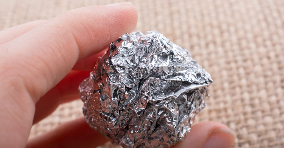 Zimą zawsze warto nosić to w torebce. Prosty i zaskakujący sposób na doskonałą fryzurę