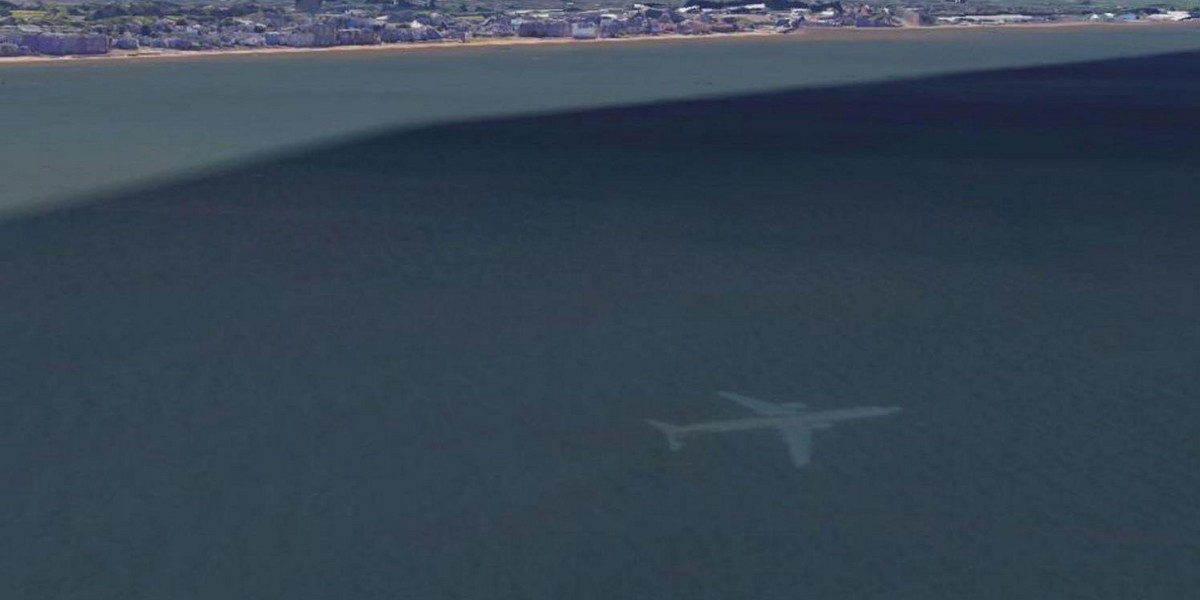 Znalazł w mapach Google tajemnicze zdjęcie. Czy to zatopiony samolot?