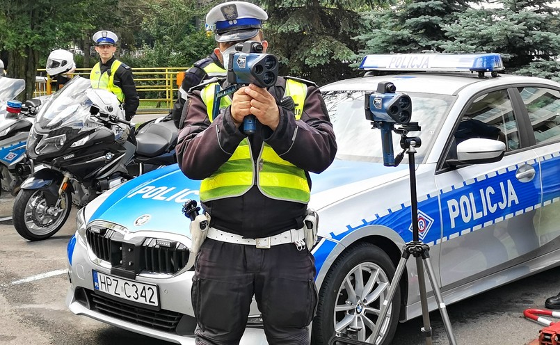 Policjant z laserowym miernikiem LTI 20/20 Trucam