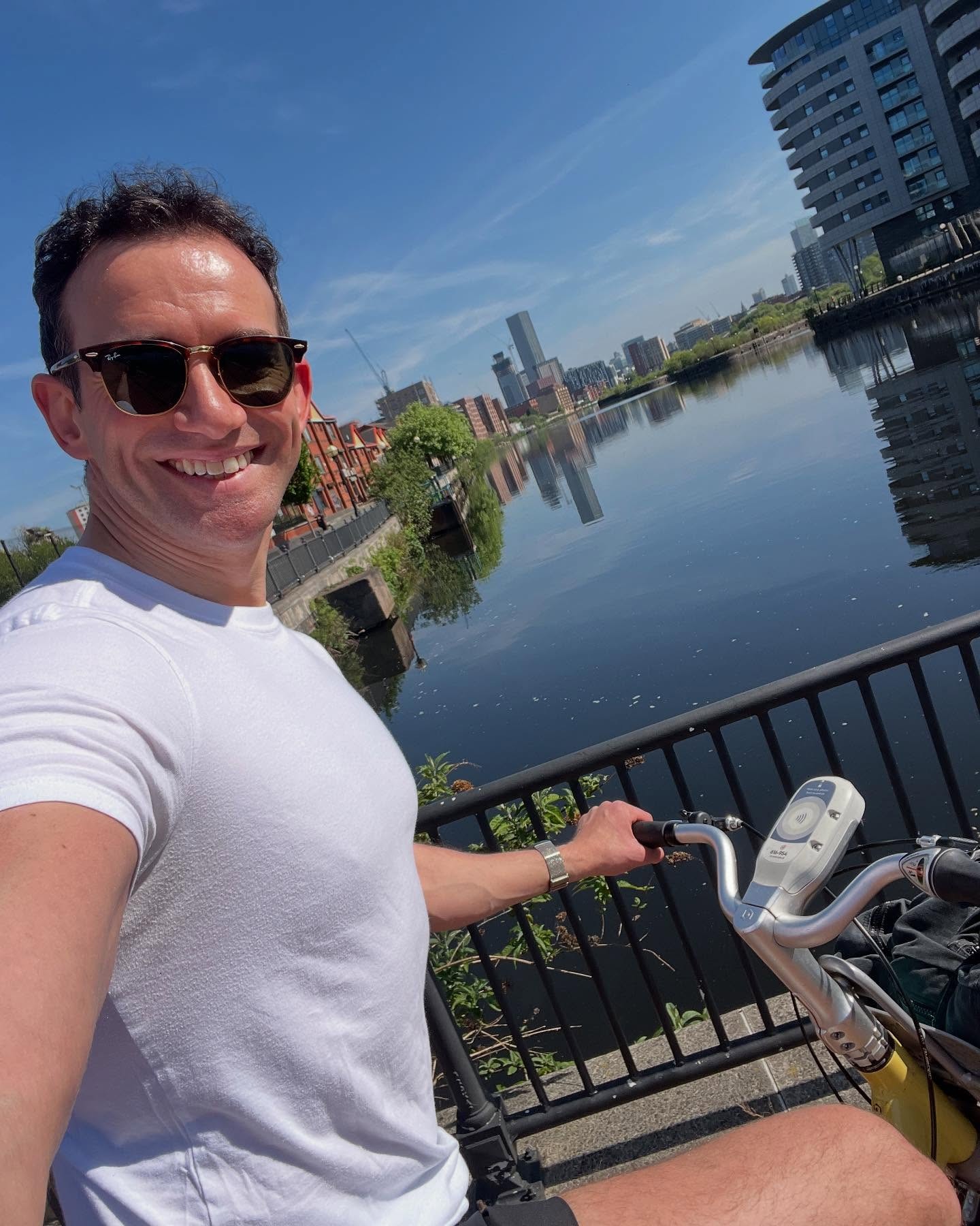 Britský moderátor Ben Boulos. 