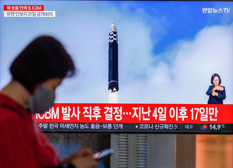 Mieszkańcy Korei Południowej oglądają reportaż o testach rakiet północnokoreańskich. 