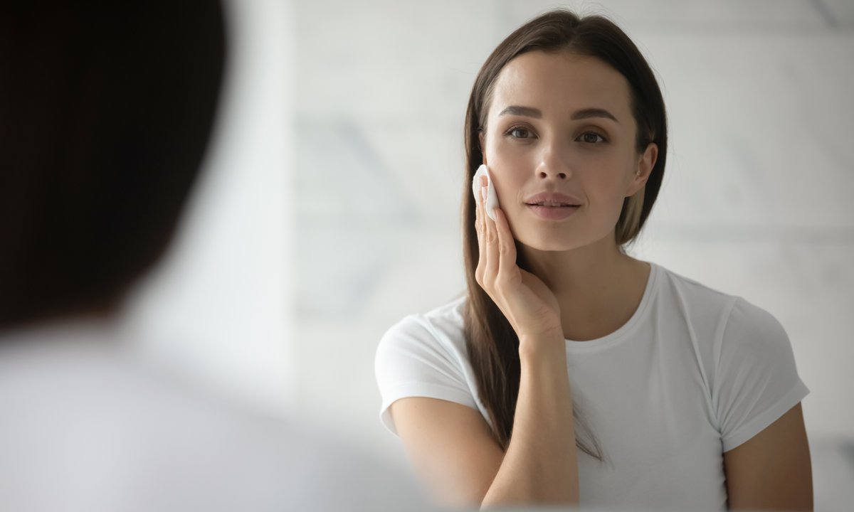 Ten olejek do demakijażu rozpuści oporne mascary i matowe pomadki. Cały dzień w mig spływa po policzkach i to bez wacików