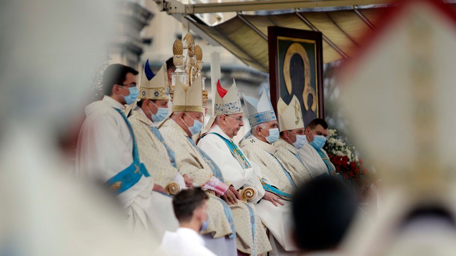 Abp Stanisław Gądecki (w środku) na Jasnej Górze