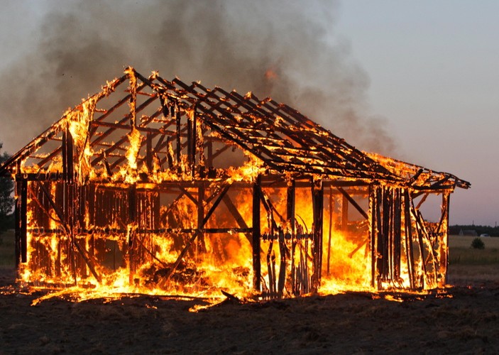 Pożar stodoły we wsi Zawada (Łódzkie), 11 bm. w 69. rocznicę mordu w Jedwabnem. Podpalił ją Rafał Betlejewski artysta i pomysłodawca projektu 'Tęsknię za Tobą Żydzie'. W projekcie tym Polacy wyrażają swoje pozytywne emocje do Żydów.