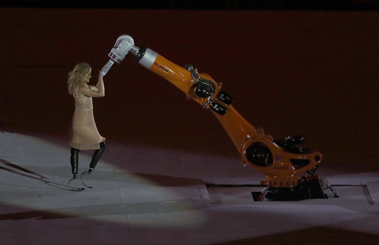 Deszczowe otwarcie igrzysk na stadionie Maracana