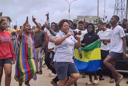 Ludzie świętują zmianę władzy w Gabonie