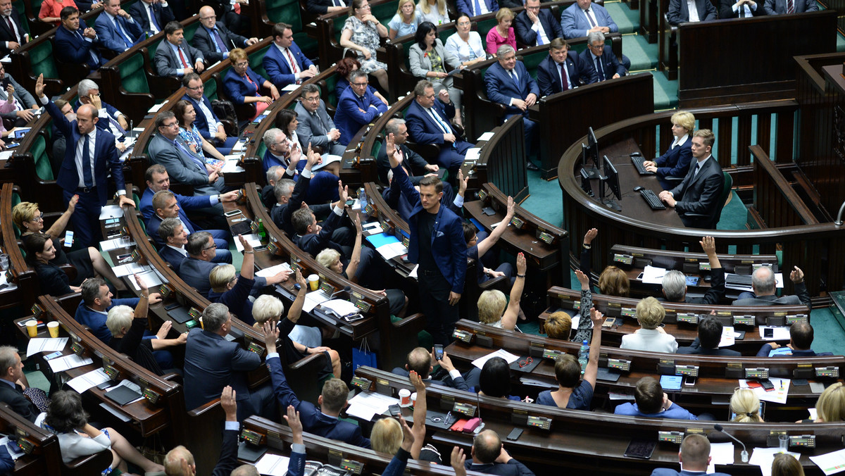 Sejm nie poparł w dzisiejszym głosowaniu uchwały, zgodnie z którą referendum w sprawie reformy systemu oświaty miałoby się odbyć 17 września. Oznacza to, że referendum nie będzie.