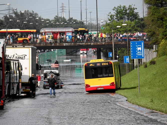 Zatopiony odcinek Trasy Armii Krajowej na wysokości ulicy Adama Mickiewicza.