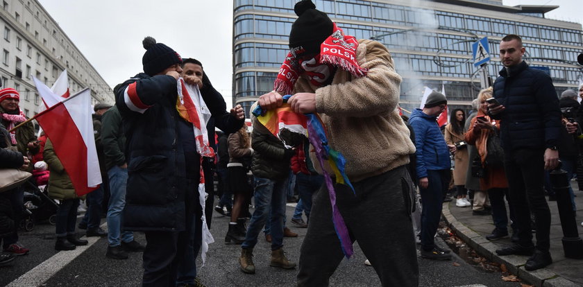 Marsz Niepodległości w Warszawie. Uczestnicy manifestacji deptali i palili flagi [RELACJA NA ŻYWO]