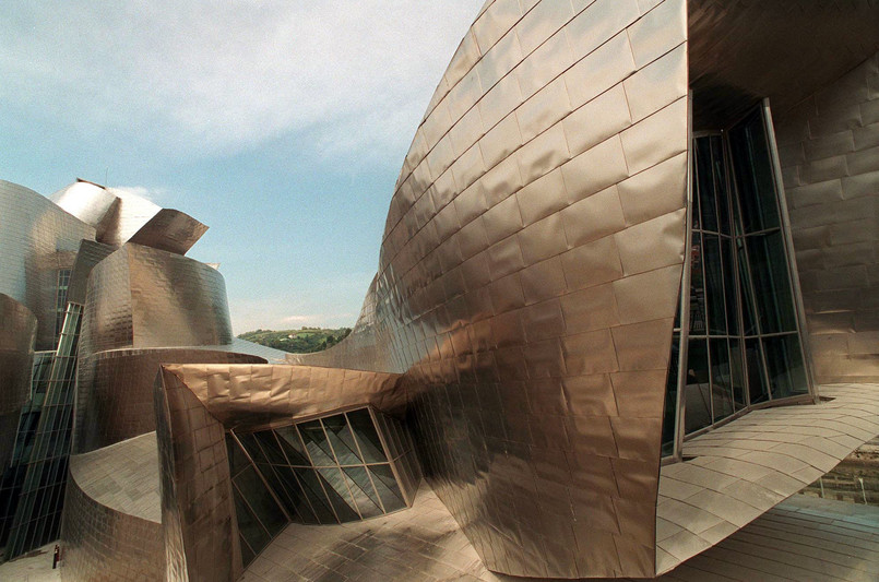 Hiszpańskie muzeum Guggenheima zbudowano jedynie z blachy tytanowej i szkła. Sam jego projekt powstał przy użyciu programu komputerowego CATIA, szeroko wykorzystywanego w branży lotniczej m.in. do projektowania samolotów. Obiekt ma powierzchnię około 24 tys. mkw.