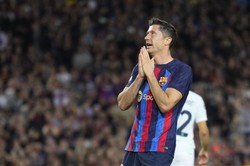 Lewandowski kontra Benzema w El Clasico. Hiszpańskie media analizują