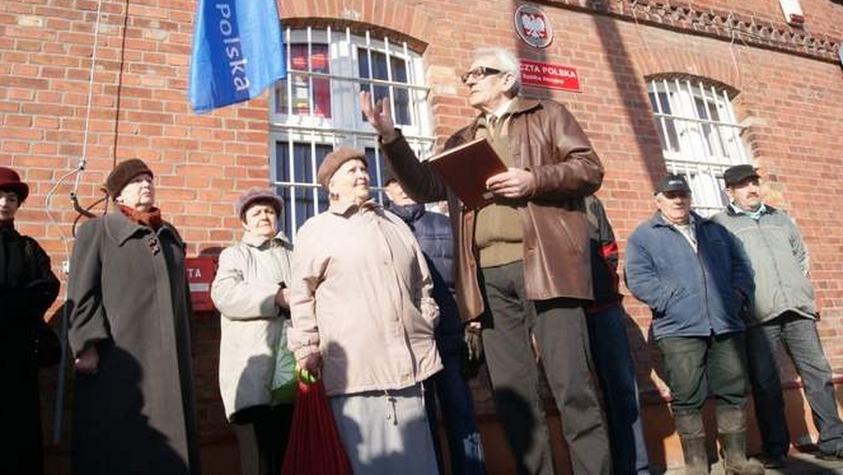 Niebawem w tej placówce nie będzie można załatwić większości spraw. Ludzie solidarnie zbierają podpisy pod petycją o zatrzymanie reorganizacji mełnińskiego urzędu pocztowego.