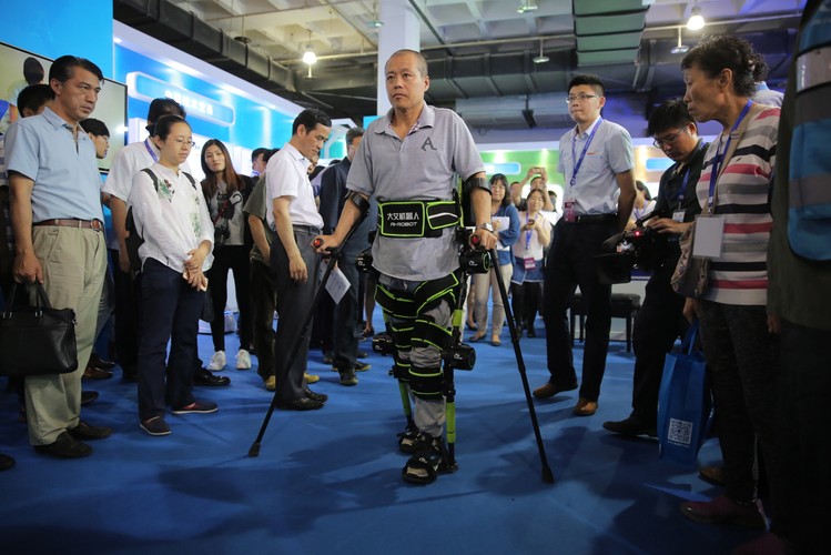 Demonstracja robota, dzięki któremu niepełnosprawni mogą samodzielnie chodzić