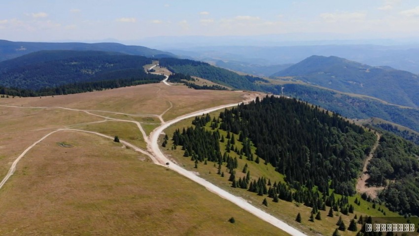 Bez motike, ašova, krampa, budaka i žuljevitih ruku, dron simboličnog imena „Aligator” zasejao je za tili čas padinu