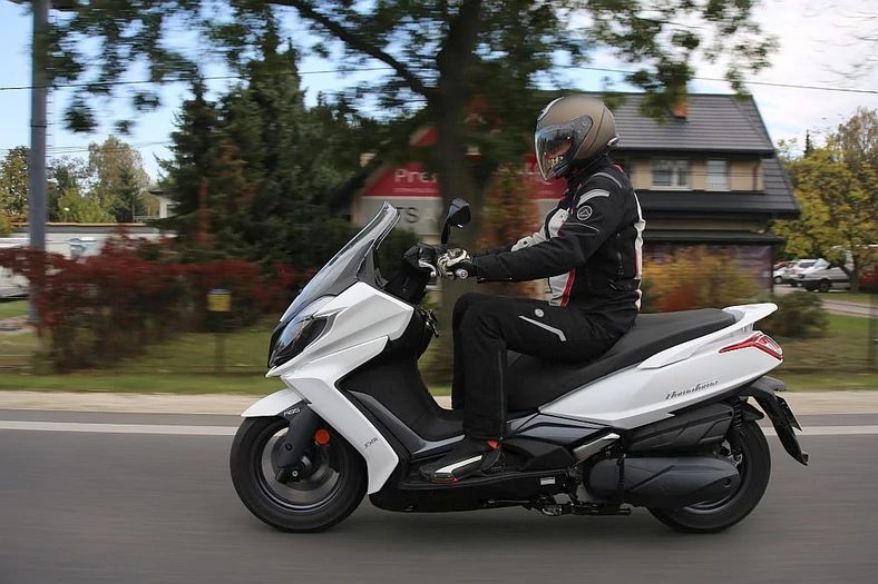 Kymco New Downtown 350i w jeździe