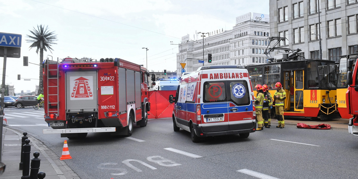 Dramat w centrum Warszawy. Młoda kobieta wpadła pod tramwaj.