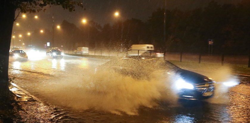 Najwyższe alerty IMGW. Synoptycy ostrzegają przed burzami z gradem oraz podtopieniami