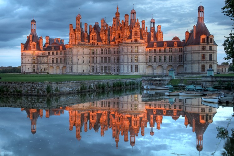 Chateau de Chambord w Dolinie Loary. Dolina Loary zachwyca wszystkich turystów okazałymi średniowiecznymi i renesansowymi zamkami, których w Dolinie Loary wybudowano ponad 300. Dolina Loary inaczej zwana jest Ogrodem Francji.