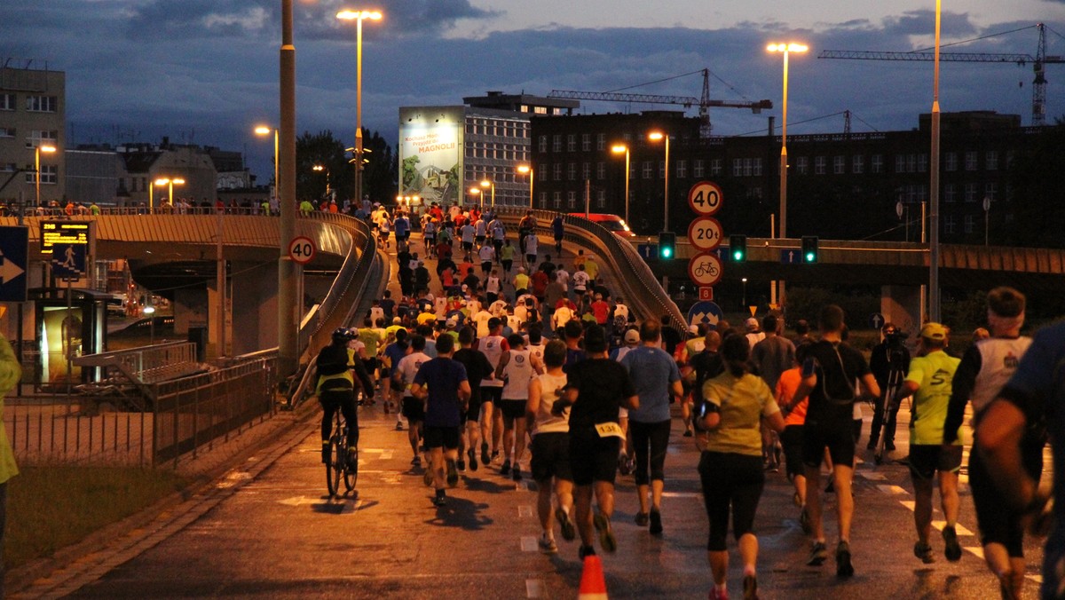 Już tylko godziny pozostały do startu 5. PKO Nocnego Wrocław Półmaratonu. Jutro ulicami miasta pobiegnie 11 tysięcy zawodników, najwięcej w historii. Na czas biegu kierowcy i pasażerowie komunikacji miejskiej muszą liczyć z utrudnieniami. Początek zawodów o godz. 22. Start spod Stadionu Olimpijskiego. Meta, po raz pierwszy, na stadionie.