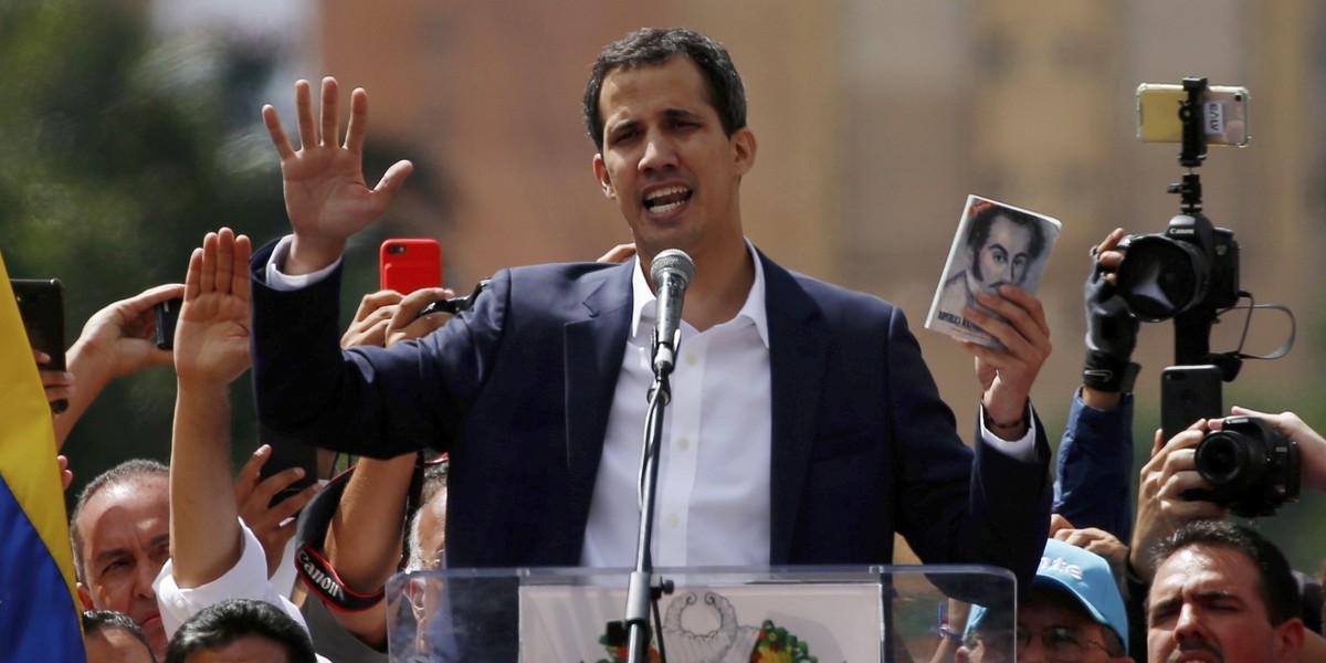 Juan Guaido, lider wenezuelskiej opozycji, ogłosił się tymczasowym prezydentem tego kraju. Poparł go prezydent USA Donald Trump