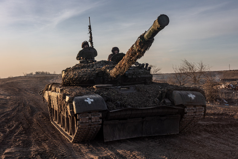 Ukraińscy żołnierze w czołgu podczas szkolenia w obwodzie donieckim na Ukrainie, 29 lutego 2024 r.