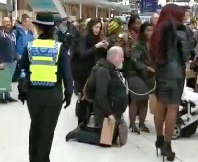 Londyn: Domina prowadziła mężczyznę na łańcuchu po stacji londyńskiego Waterloo