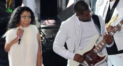 Usher śpiewa i tańczy, Nicki Minaj dla niego rapuje (i kręci pupą oczywiście)