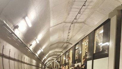 Füst és égett szag: Leállt az M4-es metró a teljes vonalon