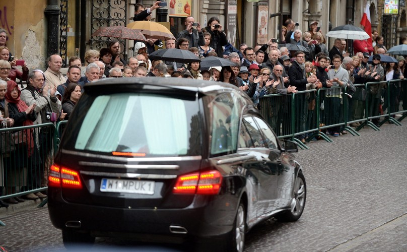 Uroczystości pogrzebowe profesora Władysława Bartoszewskiego - karawan opuszcza Bazylikę Archikatedralną św. Jana Chrzciciela w Warszawie, po mszy żałobnej