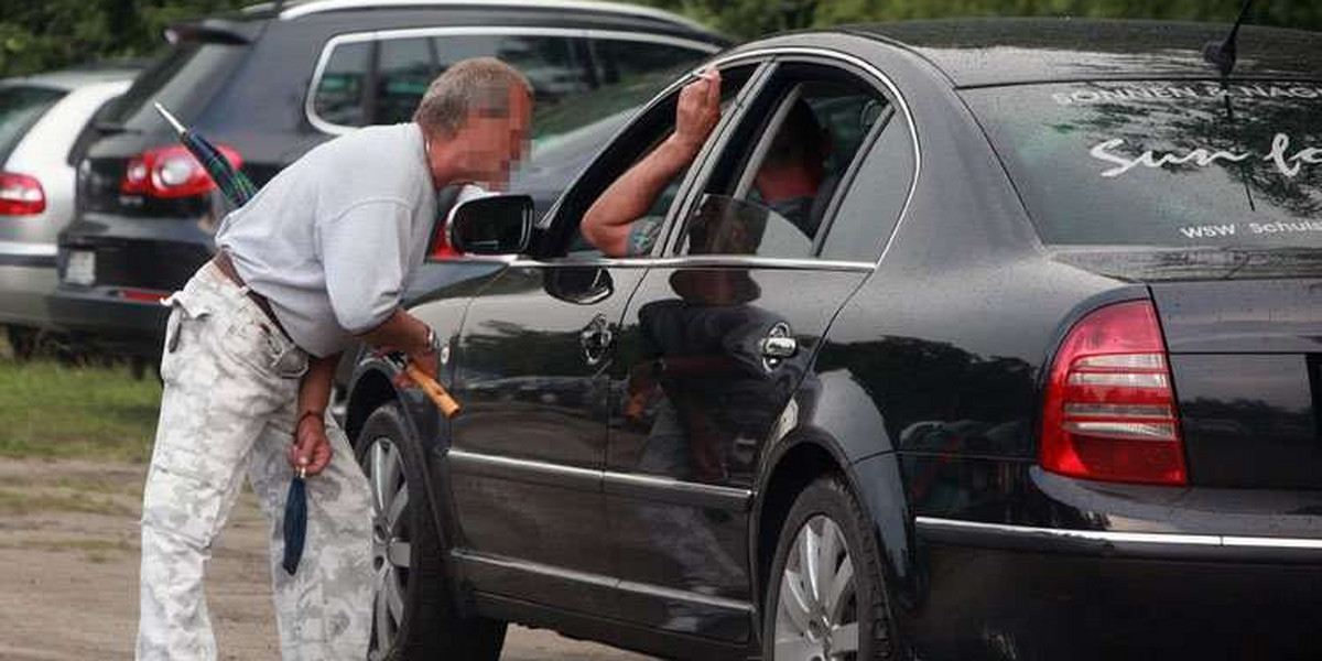 Przegońcie parkingowych naciągaczy