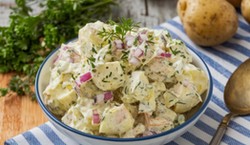 Kultowa, pyszna sałatka papieska. Idealna na co dzień i od święta. Kilka składników i gotowe