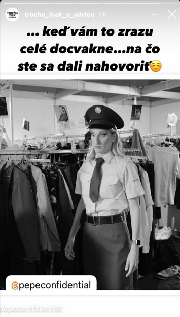 Adela Vinczeová v policajnej uniforme.