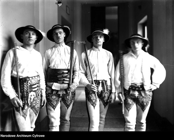 Młodzi górale z ciupagami (1931 rok) - domena publiczna