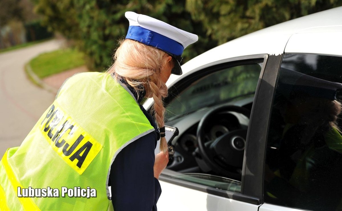 Policjant wlepi do 3000 zł kary za nawigację. Co mówią przepisy?