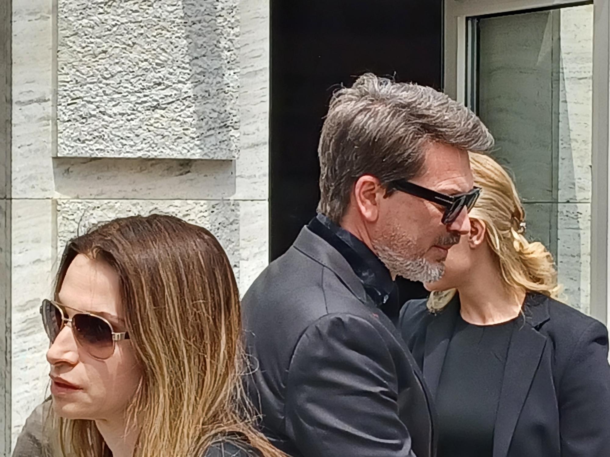 Posledná rozlúčka s hercom Danom Heribanom - herečka Slávka Halčáková, herec Marek Majeský s manželkou Janou Majeskou (vpravo).