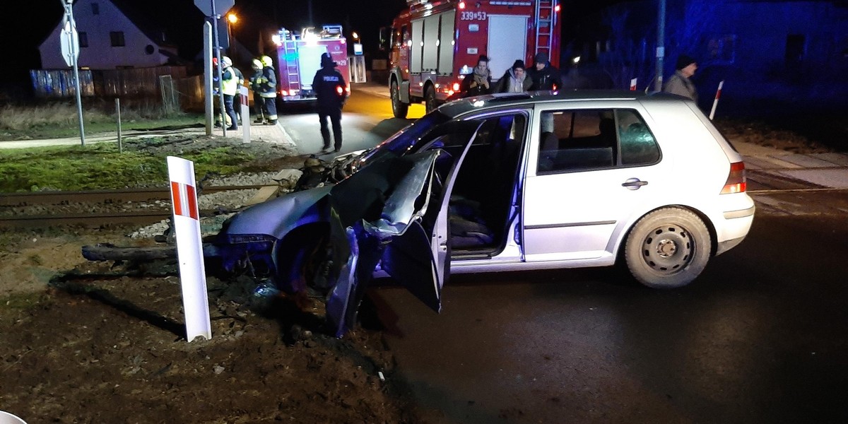 Volkswagen golf zderzył się z pendolino