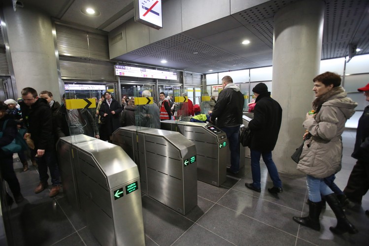 Centralny odcinek II linii metra liczy 7 stacji. Pociągi pokonują go w 13 minut. Na zdjęciu: pasażerowie wchodzą na Stację Dworzec Wileński. <br><br>fot.  (mr) PAP/Leszek Szymański