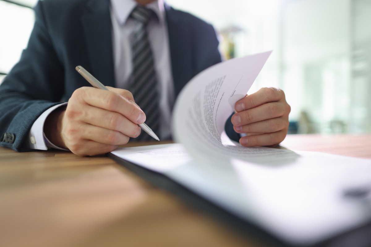 Zezwolenie na pracę zostanie uchylone m.in. w razie zatajenia informacji przez pracodawcę.