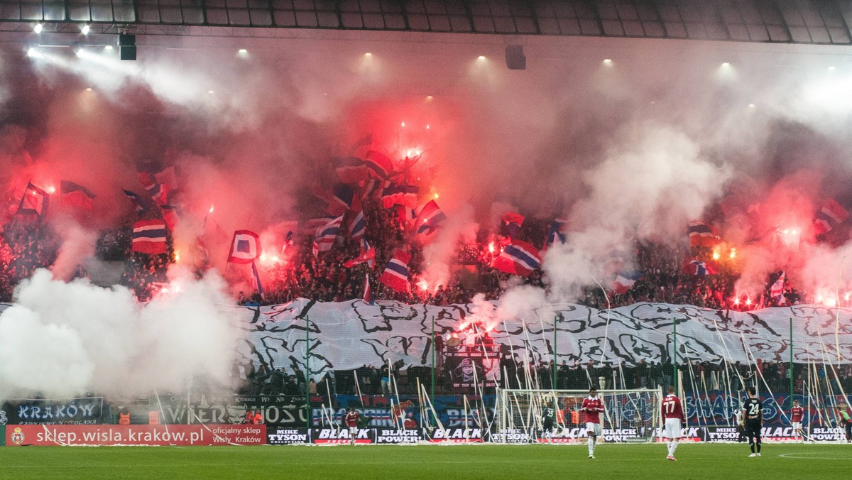 Kibice Wisły Kraków w ramach protestu namawiają do bojkotu najbliższego ligowego spotkania z Górnikiem Zabrze. Jak informuje "Polska - Gazeta Krakowska", te działania nie znajdują zrozumienia w oczach znanych kibiców Białej Gwiazdy, takich jak Jerzy Fedorowicz, Marcin Daniec czy Andrzej Sikorowski.