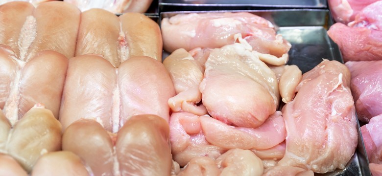 Skażone mięso w supermarketach i dyskontach. Połowa próbek z bakteriami
