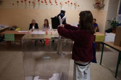 Rozpoczęło się głosowanie w wyborach parlamentarnych i referendum