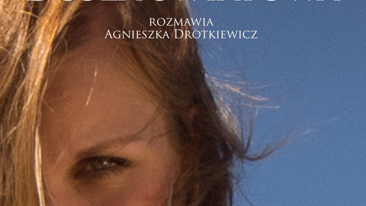 Dorota Masłowska czytuje pisma kulinarne, kulturę wysoką dawkuje sobie ostrożnie, a najbardziej nienawidzi przypisywania jej osoby do jakiegokolwiek ugrupowania, zwłaszcza politycznego - wynika z właśnie opublikowanego wywiadu-rzeki zatytułowanego "Dusza światowa".