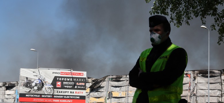 Stężenie szkodliwych pyłów w powietrzu po pożarze w Warszawie. GIOŚ wydał komunikat