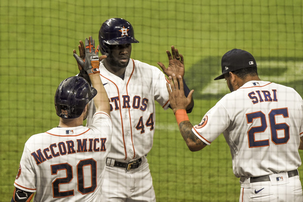 Zawodnicy Houston Astros Chas McCormick (L), Yordan Alvarez (C) i Jose Siri (P)