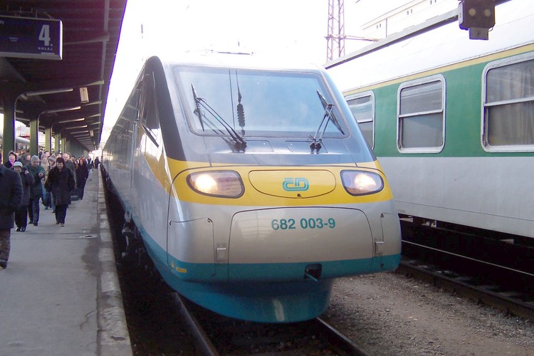 Gdyby homologacja UTK była w maju, oznaczałoby to siedem miesięcy na przygotowanie składów do jazdy z pasażerami. Ostatecznie czas ten skrócił się do niespełna stu dni. A to dramatycznie zwiększa prawdopodobieństwo wystąpienia tzw. chorób wieku dziecięcego – podobnie jak było z pendolino w Czechach. U naszych południowych sąsiadów konieczność eliminowania usterek pojawiła się podczas jazd próbnych. Krytyczny był styczeń 2006 r., czyli eksploatacyjne próby z pasażerami. Awarie trapiły pociągi na trasie z Pragi do Ostrawy seriami – po kilka jednocześnie – aż w końcu przewoźnik wycofał z trasy wszystkie pendolino. Kolejne miesiące upłynęły na negocjacjach z producentem oraz w poprawkach, co wykluczyło składy z obiegu pasażerskiego. Na zdjęciu: Pendolino w Pradze Fot. Radouch, CC BY 2.5