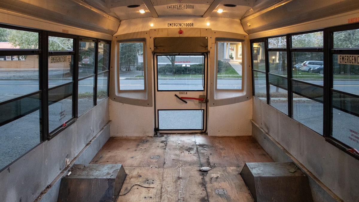 Kupila stari autobus i od njega napravila dom u kojem živi