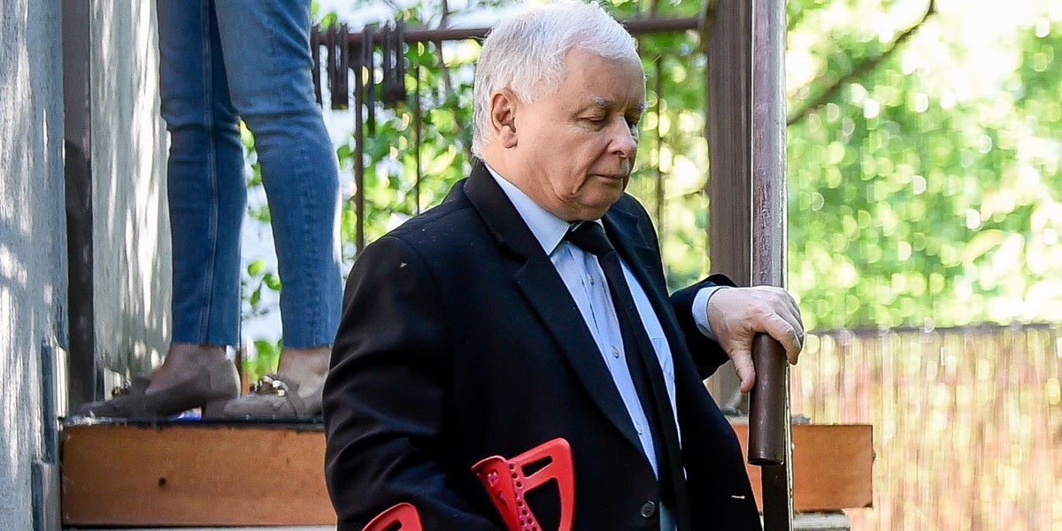 Jarosław Kaczyński po zabiegu kolana