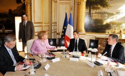 To ona trzęsie całą Unią Europejską? Białe rękawiczki Merkel. GALERIA